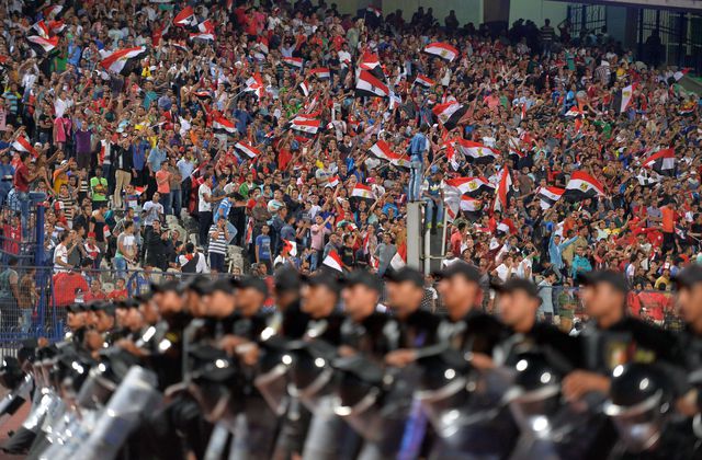 Египетская полиция охраняет порядок во время футбольного матча на каирском стадионе. Фото: AFP