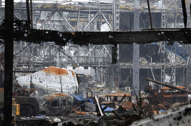 Боевики уничтожили Донецкий аэропорт. Террористы продолжают обстрелы здания. По данным СНБО, обстрелы ведутся из  танковых орудий и минометов. Фото: AFP