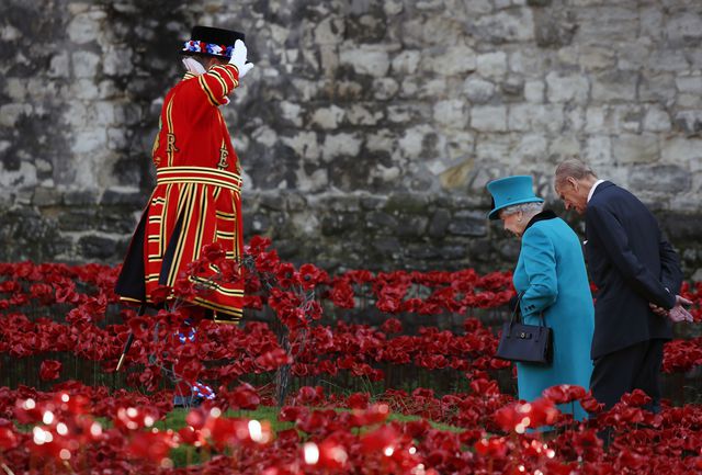 Королева Великобританії Єлизавета II буквально купалася у квітах. Монарша особа разом зі своїм чоловіком, принцом Філіпом відвідала меморіал "Червоні маки" в Тауерському музеї, вшанувавши пам'ять жертв Першої світової війни. Фото: AFP