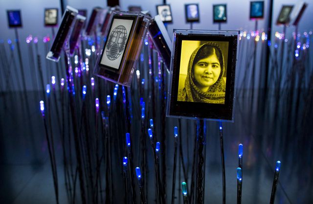 Лауреатами найпрестижнішої Нобелівської нагороди – премії миру – стали пакистанська правозахисниця Малала Юзуфзай і індійський борець проти експлуатації дітей Кайлаш Сатьяртхі. 17-річна Малала про присудження премії дізналася під час уроків, адже за віком їй ще два роки належить вчитися в англійській школі. Ім'я Малали Юзуфзай добре відомо всьому світу. Юна пакистанка вела блог на сайті BBC, де розповідала про страждання дітей в районах, контрольованих талібами. Фото: AFP