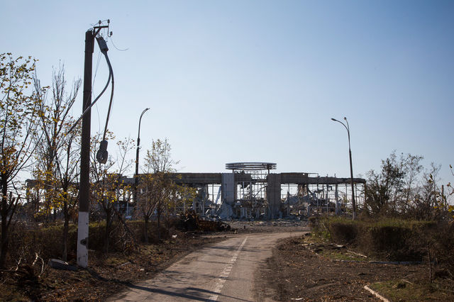 Луганский аэропорт в результате боевых действий превратился в руины. Фото: zyalt.livejournal.com