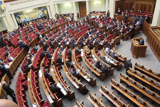 До середини дня депутатів у залі було негусто. Спікер Олександр Турчинов навіть попросив закрити буфет, щоб не розгубити парламентарів | Фото: Сергiй Ревера