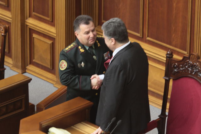 Порошенко поздравил нового министра обороны Степана Полторака.  | Фото: Сергей Ревера