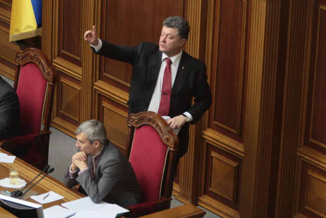 Президент Петро Порошенко сьогодні активно спілкувався з депутатами. Правда, під час його виступу народні обранці почали так шуміти, що гаранту довелося робити зауваження | Фото: Сергiй Ревера