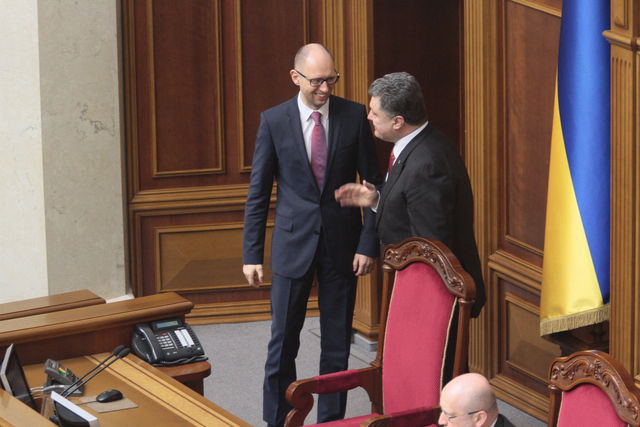 Президент Петро Порошенко та прем'єр Арсеній Яценюк. На вибори в Раду нового скликання їх політсили йдуть різними колонами | Фото: Сергiй Ревера