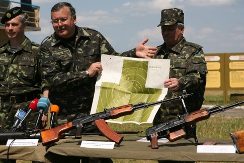 Фото Ю. Кузнецова Министр Гриценко: "Вот так, ребята, я стреляю!"