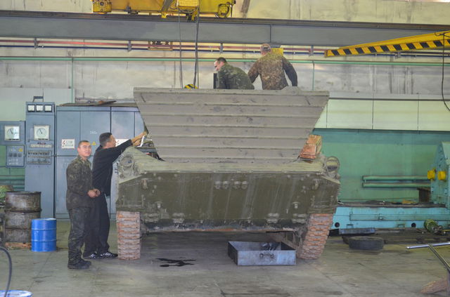 <p>Бойову техніку ремонтують в Дніпропетровську. Фото: ОДА</p>