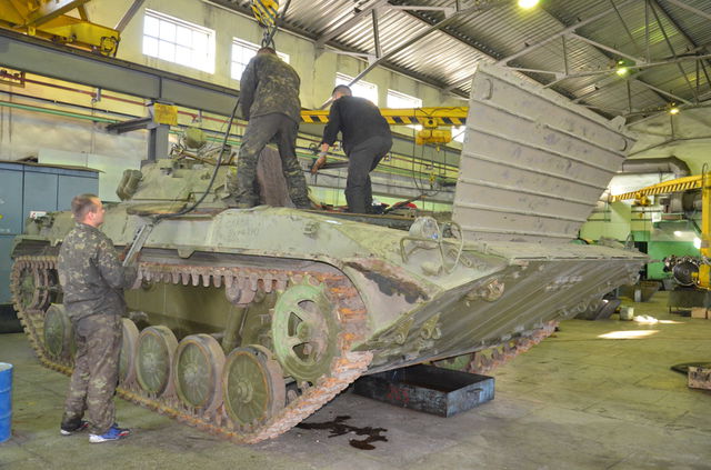 <p>Бойову техніку ремонтують в Дніпропетровську. Фото: ОДА</p>