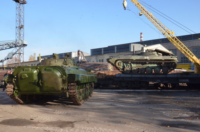 Боевую технику ремонтируют в Днепропетровске. Фото: ОГА