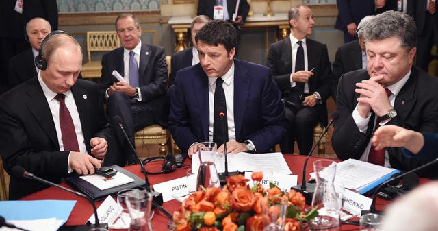 Владимир Путин, премьер Италии Маттео Ренци и Порошенко. Фото: AFP 
