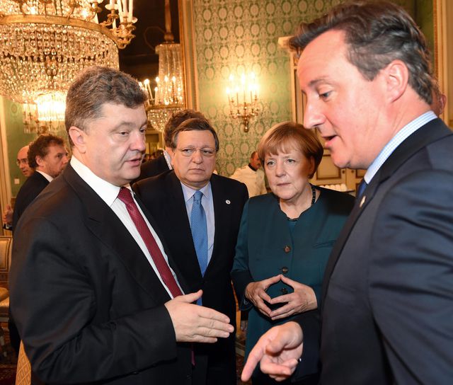 Порошенко, Баррозу, Меркель і прем'єр Британії Девід Кемерон. Фото: AFP