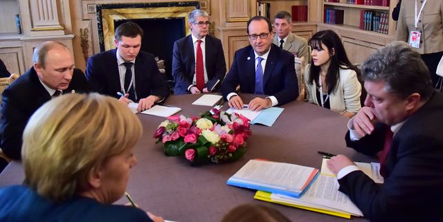 Франсуа Олланд ( в центре), Путин (слева), Петр Порошенко (справа). Фото: AFP