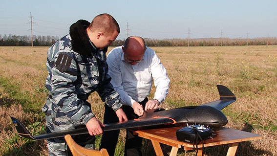 Беспилотник хоть и собран учениками авиамодельной лаборатории, но не уступает профессиональному Фото: mvs.gov.ua