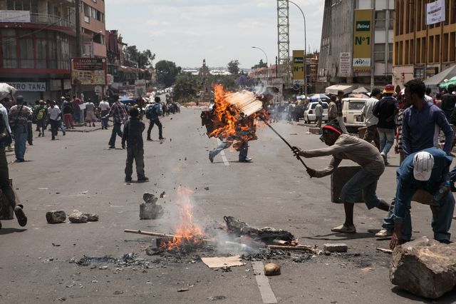 У столиці Мадагаскару – Антананаріву – проходять багатотисячні мітинги на підтримку колишнього президента Марка Равалуманани. Між його прихильниками і противниками виникли зіткнення. Поліція відкрила попереджувальний вогонь у повітря. Фото: AFP