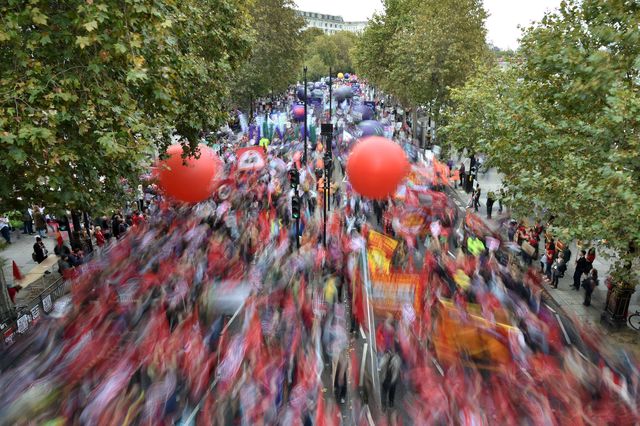 Лондон. Тисячі людей вийшли на мітинг. Невдоволені вимагають підвищення заробітної плати. Фото: AFP