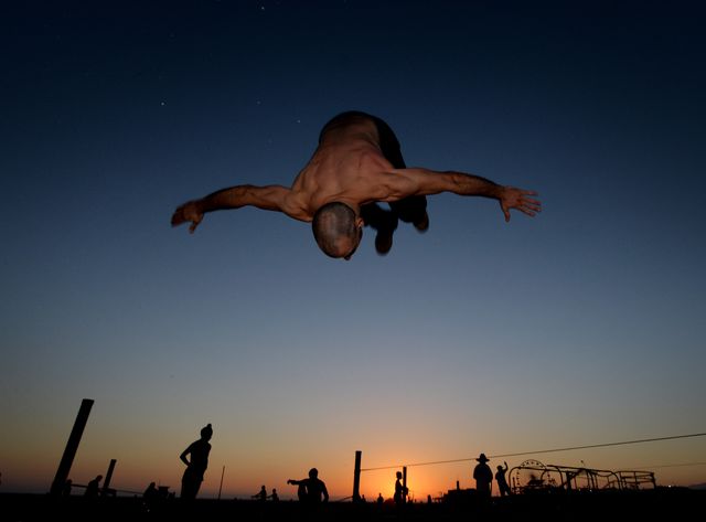 Дхрува Алиман выполняет трюки, в том числе сальто, на пляже Санта-Моники. Фото: AFP