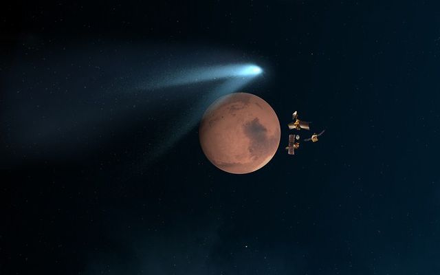 Спокою Червоної планети загрожувала древня комета Сайдинг-Спрінг, відкрита астрономами в минулому році. Раніше вчені не виключали того, що "небесна мандрівниця" може врізатися в поверхню Марса. Проте вже пізніше такий сценарій став вважатися малоймовірним, і комета, як і показували розрахунки, пройшла повз Марса на відстані приблизно 140 тисячі кілометрів – це менше половини дистанції між Місяцем і Землею. Її швидкість при цьому складала 203 тисячі кілометрів на годину. Вчені НАСА вже назвали цю "зустріч" "космічним подарунком". Фото: AFP