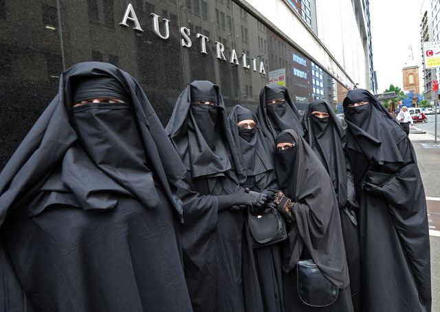В Сиднее группа мужчин и женщин требуют снять полный запрет на ношение паранджи. Фото: AFP