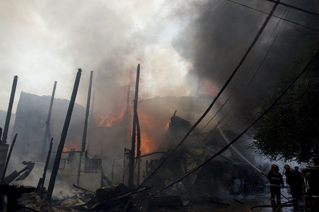 В трущобах Манилы произошел крупный пожар, который оставил без жилья более 100 семей. Фото: AFP