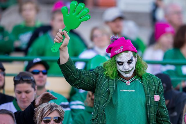 В Канаде уже начинают готовиться к Хэллоуину. Люди в ярких костюмах не стесняются выходить на улицу и удивлять людей. Фото: AFP
