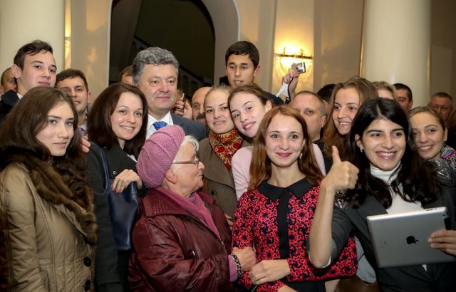 Порошенко в Дніпропетровську переконував, що Україна змінилася і робив селфі зі студентами, фото president.gov.ua