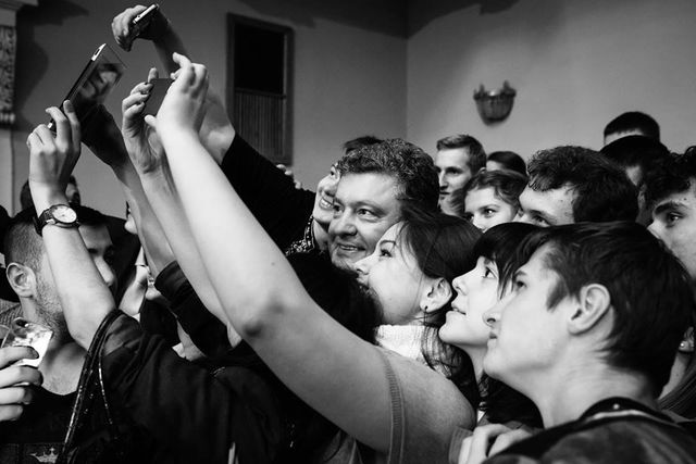 Порошенко в Днепропетровске убеждал, что Украина изменилась и делал селфи со студентами, фото facebook.com/petroporoshenko