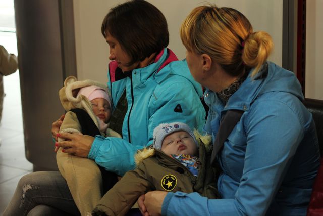 Мамы с детьми получили помощь. Фото: Фонд Рината Ахметова