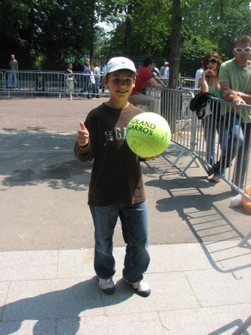 "Мячик" за 30 евро<br />
Таким теннисным мячом и в баскетбол поиграть можно. Правда, жалко: автографы, собранные мальчиком Николя на нем, сотрутся. Стоит такой мячик на Ролан Гарроc 30 евро.