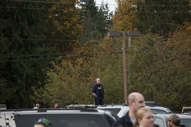 Два человека, включая стрелка, погибли во время стрельбы в американской школе, фото AFP