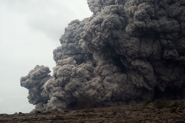 Вулкан Синабунг, расположенный на севере индонезийского острова Суматра, вновь активизировался в воскресенье, произведя за день не менее четырех выбросов вулканического пепла на высоту до трех километров. Индонезия является частью так называемого "Тихоокеанского огненного кольца" — мощного тектонического разлома. Плита, формирующая дно Индийского океана, "втискивается" здесь под азиатскую плиту, частью которой является Суматра. Накапливающееся напряжение то и дело высвобождается в виде подземных толчков гигантской силы и сильнейших извержений вулканов. Фото: AFP