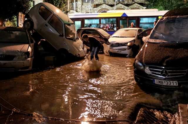 В Греції зливи затопили Афіни. Проливні дощі викликали повені, під час яких в потоках води автомобілі мчали, як іграшкові. В Аттиці затоплені десятки підвалів у житлових будинках. В МНС від жителів надійшло 450 дзвінків з проханням про допомогу. Фото: AFP