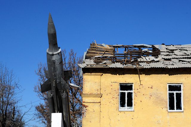 На востоке Украины продолжаются бои. Террористы обстреливают мирных жителей. В частности, бои не прекращаются за аэропорт Донецка. В СНБО заверили, что украинские военные не будут отступать. Фото: AFP
