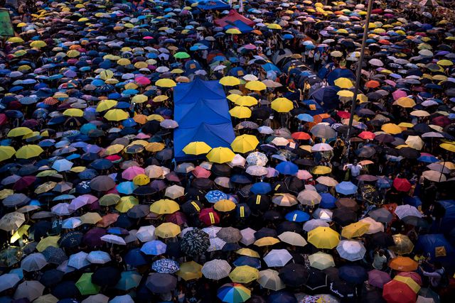 У Гонконгу протестуючі почали акцію Occupy Central, блокуючи бізнес-центр міста. Мітингувальники вимагають прямих виборів глави семимільйонним Гонконгу замість нинішніх двоступеневих ​​(через колегію вибірників) і в червні провели 10-денний онлайн-референдум за участю близько 800 тис. осіб, який Пекін назвав 