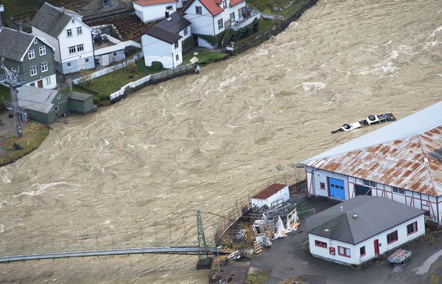 Більше 10 будинків і чотири мости зруйновано в результаті повені, викликаної сильними зливами в західній Норвегії. За даними поліції, в населеному пункті Флом евакуйовані 143 людини, не враховуючи тих, хто вибрався сам. Всього в комуні Аурланд в списку евакуйованих більше 250 осіб. Там за останню добу випала рекордна кількість опадів за 200 років. Фото: AFP