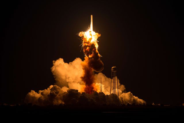 Во время запуска с космодрома НАСА на острове Уоллопс около побережья штата Вирджиния взорвалась ракета-носитель Antares, которая должна была доставить грузы к МКС. Никто не пострадал. Одной из возможных причин ЧП называются неполадки с двигателями. Фото: AFP