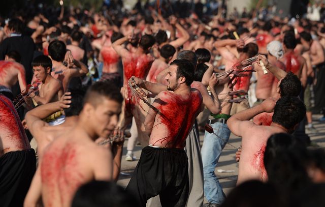 В Кабуле проходят шествия, во время которых верующие истязают себя ножами или цепями с несколькими лезвиями на конце. Некоторые энтузиасты режут свои спины, руки, грудь и головы с таким воодушевлением, что оказываются полностью мокрыми от крови. Также среди мужчин практикуется хождение по раскаленным углям. Женщины, как правило, бьют себя в грудь кулаками. Площади городов после таких самоистязаний залиты кровью.<br />
Ашура – это день поминовения имама Хусейна, погибшего в битве в 680 году. Напомним, похожие традиции существуют и в других религиях. Во время Вегетарианского праздника буддисты Таиланда тоже предаются кровавому самоистязанию. Фото: AFP<br />
