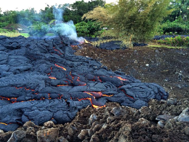 На Гавайях раскаленная лава вулкана Килауэа достигла жилых домов. Власти острова эвакуировали жителей деревни Пахоа. В зоне риска находятся 50-60 построек. Температура вулканических масс превышает 900 градусов, поток движется со скоростью 9 метров в час. После того как жители Пахоа покинули свои дома из-за извержения вулкана Килауэа, в городе начали орудовать мародеры. Килауэа — один из самых активных вулканов на Земле. Последнее его извержение началось 2 января 1983 года и продолжается до сих пор. Обычно лава движется по южному склону вулкана, однако в последние два года она начала движение на северо-восток. Фото: AFP