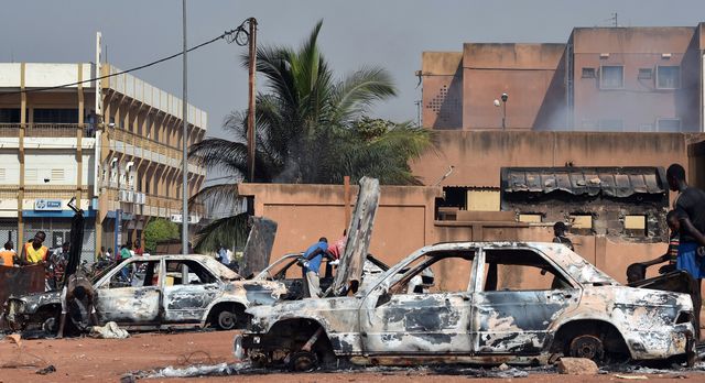 Сотни протестующих в столице Буркина-Фасо Уагадугу, выступающие против продления президентского срока главы государства Блэза Компаоре , захватили здание парламента страны и объявили о начале 