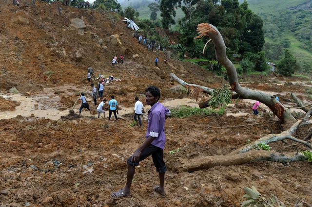 Жертвами оползня в Шри-Ланке стали по меньшей мере 14 человек. Более 300 пропали без вести. Стихия, причиной которой стали муссонные дожди, разыгралась в округе Бадулла. Под завалами грязи и камней оказались свыше 140 жилых построек. Автомобильные дороги размыты, что затрудняет поисково-спасательные работы. Фото: AFP