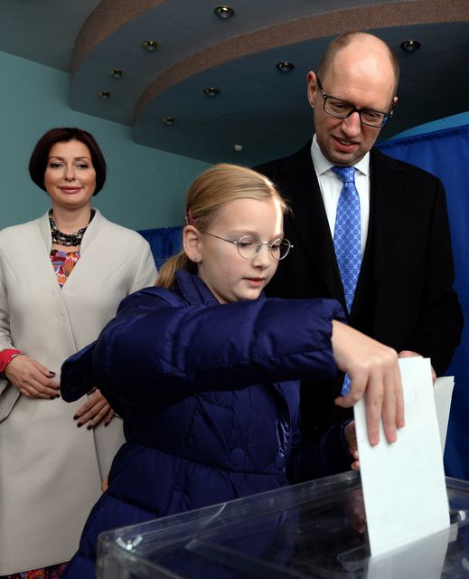 Арсений Яценюк вместе с дочерью и женой. Фото: AFP