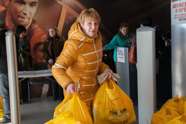 <p>Мами з Макіївки отримали допомогу. Фото: Фонд Рината Ахметова</p>