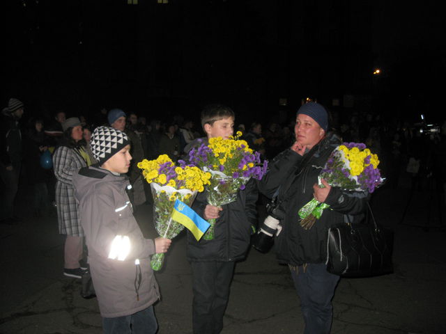 В Днепропетровске встречают бойцов из донецкого аэропорта. Фото: А. Никитин