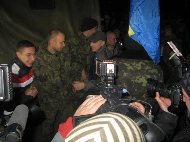 В Днепропетровске встречают бойцов из донецкого аэропорта. Фото: А. Никитин