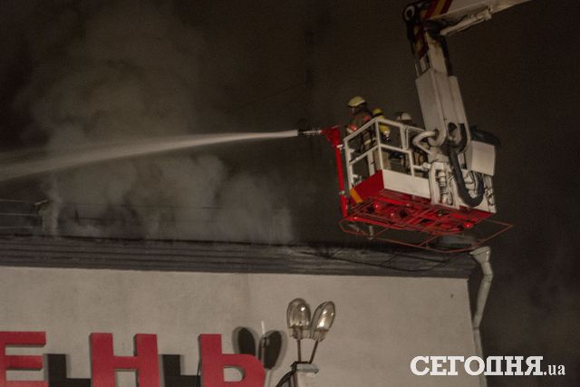 Пожар в "Жовтне" еще не локализован | Фото: Анастасия Искрицкая