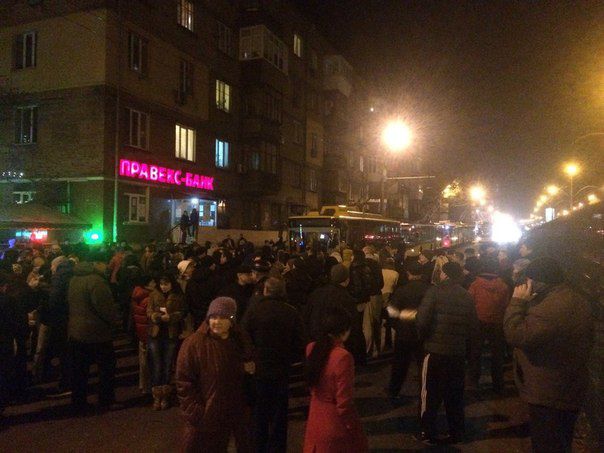 <p>У Києві перекрили вулиці: у жителів 9-поверхівки немає води і світла, фото vk.com/typical_kiev</p>