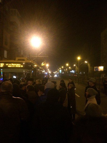 В Киеве перекрыли улице: у жителей 9-этажки нет воды и света, фото vk.com/typical_kiev