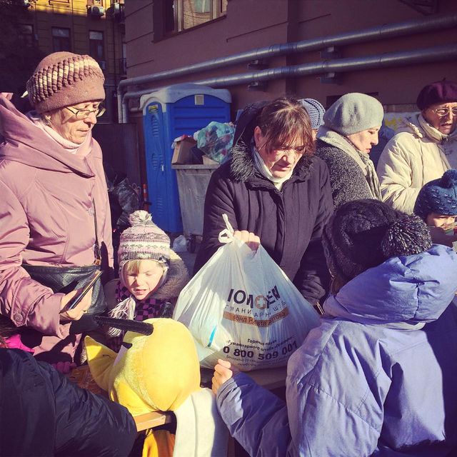 Помощь переселенцам выдают на Подоле. Фото: Фонд Рината Ахметова