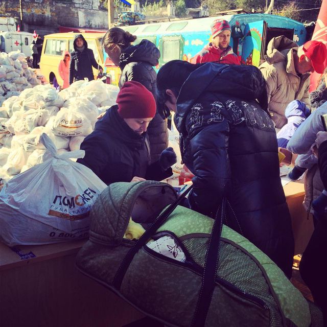 Помощь переселенцам выдают на Подоле. Фото: Фонд Рината Ахметова