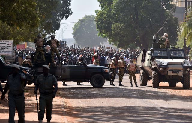 <p><span>В Уагадугу – столиці західноафриканської країни Буркіна-Фасо – десятки тисяч місцевих жителів пішли штурмом на урядові будівлі , фото AFP</span></p>