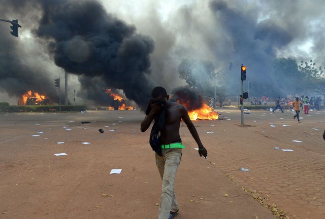 в Уагадугу – столице западноафриканской страны Буркина-Фасо – десятки тысяч местных жителей пошли штурмом на правительственные здания , фото AFP